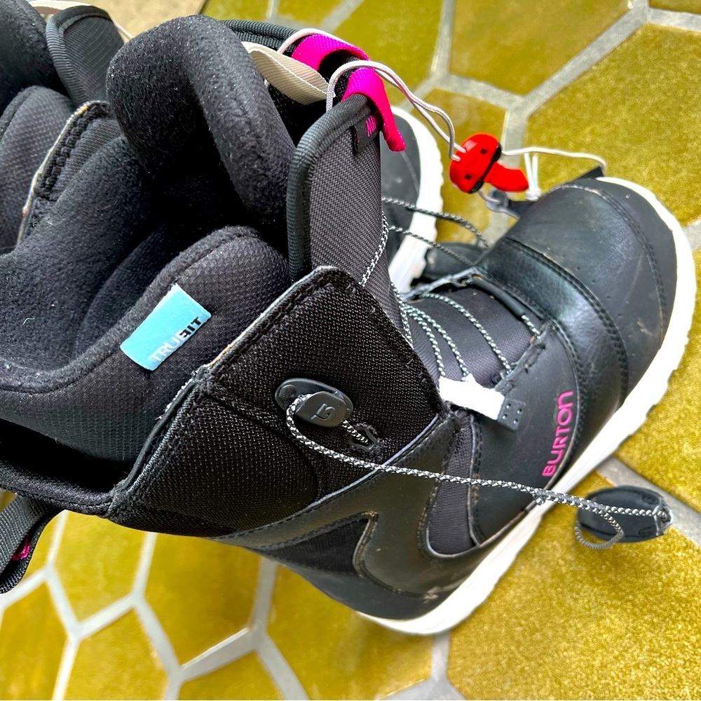 Womans Burton Boots size 5.5 fit like 6.